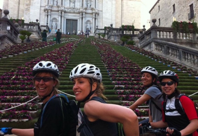  gruppo di amici in bicicletta 
